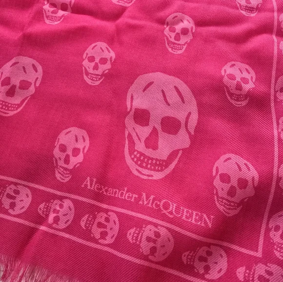 Alexander McQueen Skull Wool Scarf Fuchsia - Picture 2 of 6